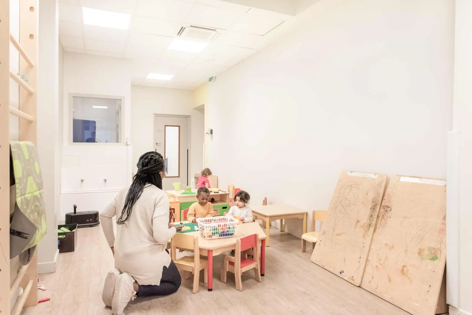 Atelier manuel avec l'équipe à la crèche Babilou Paris Exelmans