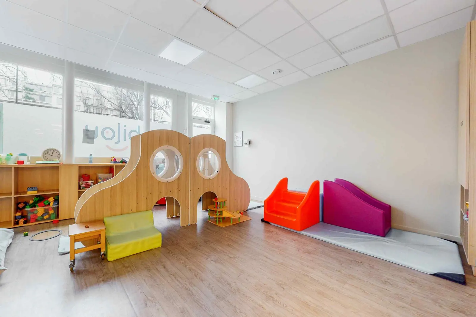 Salle de motricité à la crèche Babilou Paris Exelmans
