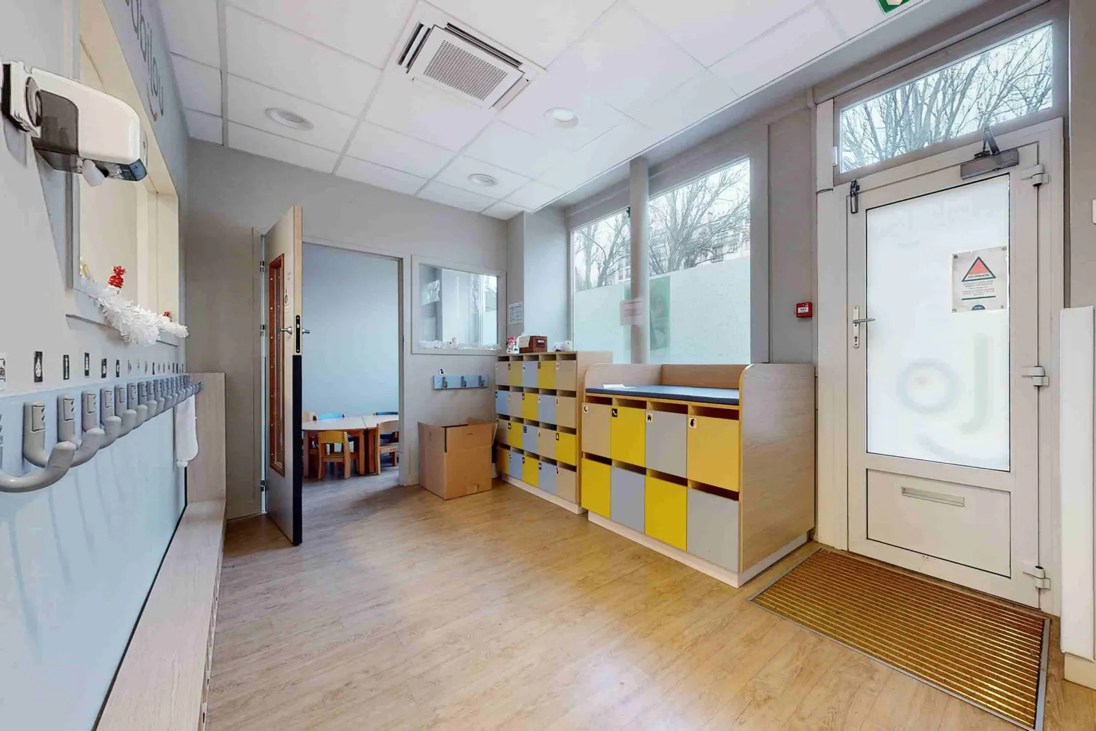 Vestiaire et espace de change à la crèche Babilou Paris Exelmans