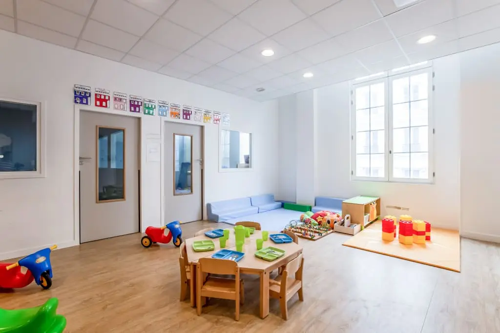Espace de jeux avec petits véhicules à la crèche Babilou Paris Amsterdam
