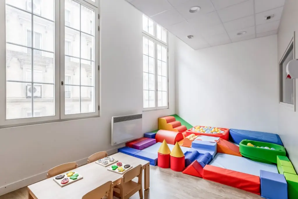 Piscine à balles et jeux de motricité à la crèche Babilou Paris Amsterdam