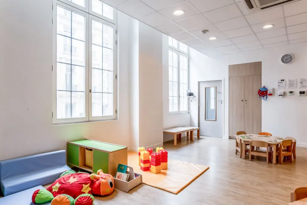 Salle de repas à la crèche Babilou Paris Amsterdam