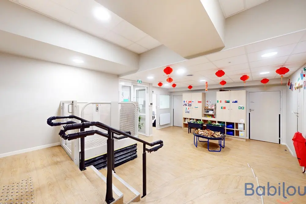 Espace de vie de la crèche Babilou Paris Pigalle, coin découverte du monde