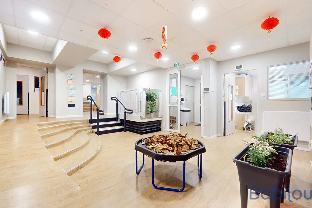 Hall d'accueil de la crèche Babilou Paris Pigalle avec coin jardinage et plantations