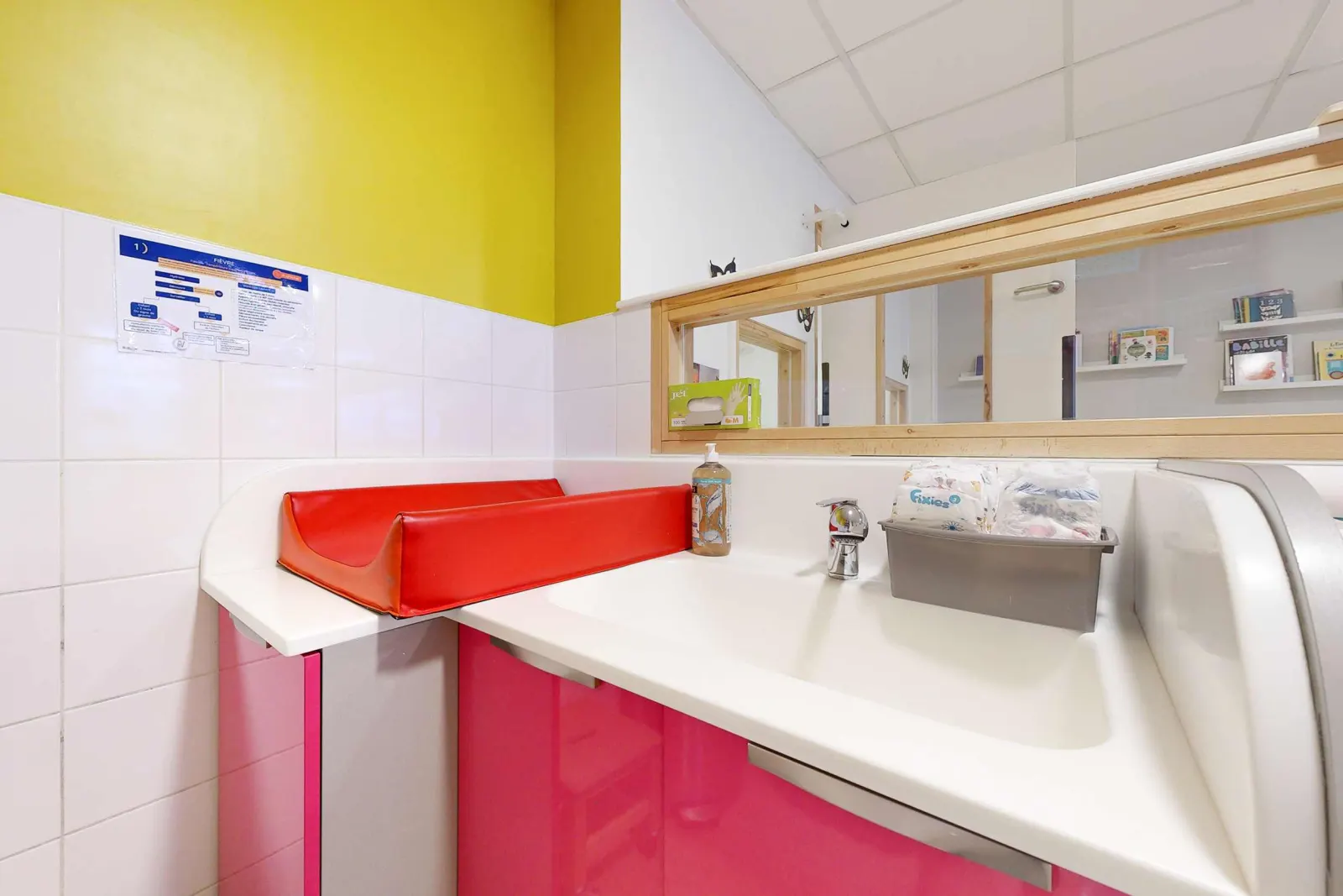 Espace de change et sanitaires de la micro-crèche Babilou Paris Dulong