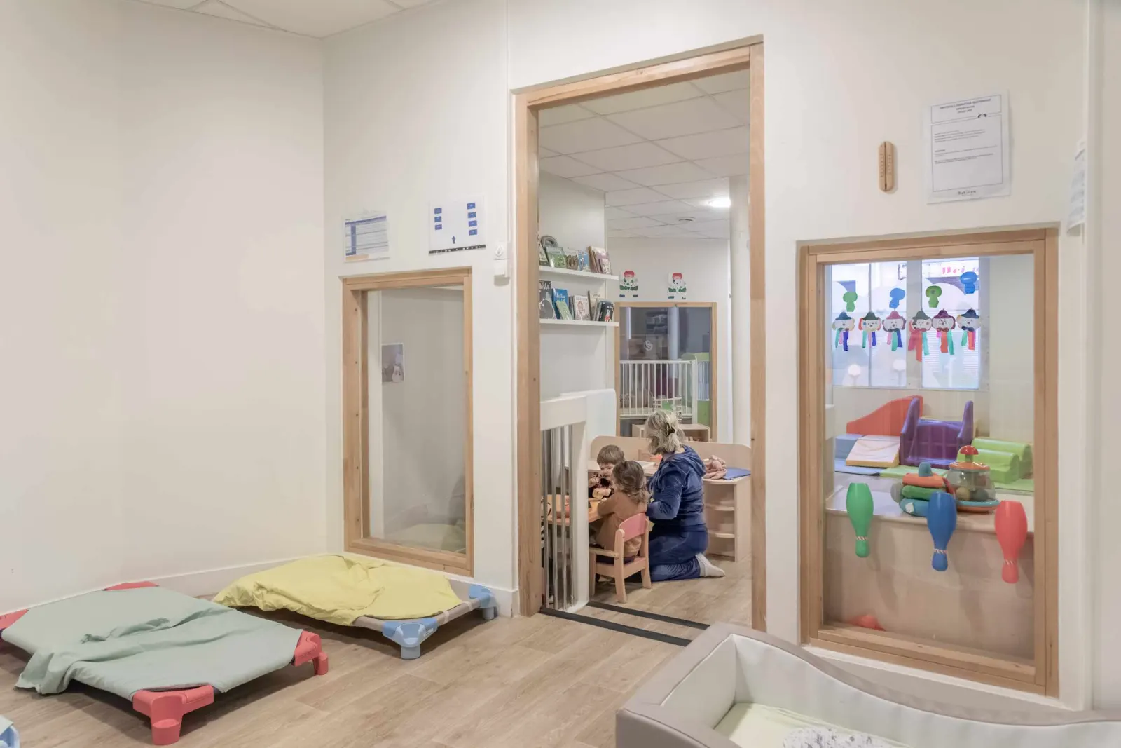 Espace de repos et coin lecture de la micro-crèche Babilou Paris Dulong