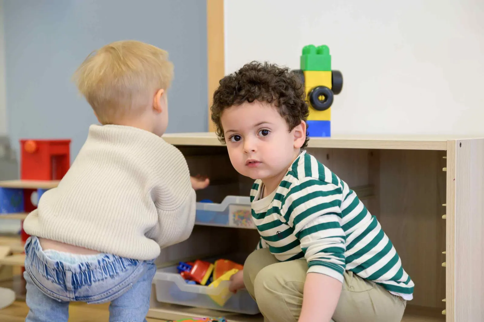 Enfants en jeu libre à la micro-crèche Babilou Paris Ternes