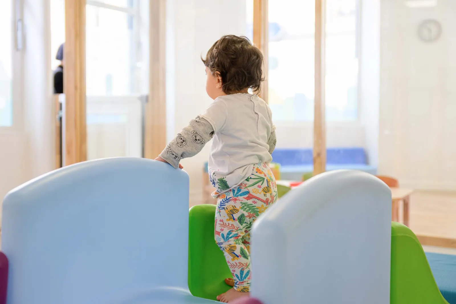 Enfant explorant un parcours de motricité à la micro-crèche Babilou Paris Ternes