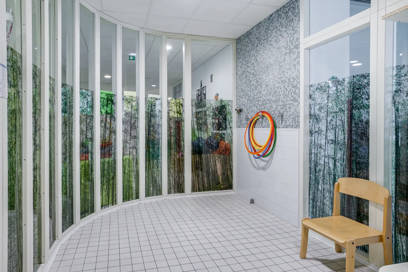 Couloir végétalisé et espace calme de la crèche Les P'tits Loups, Noisy-le-Grand