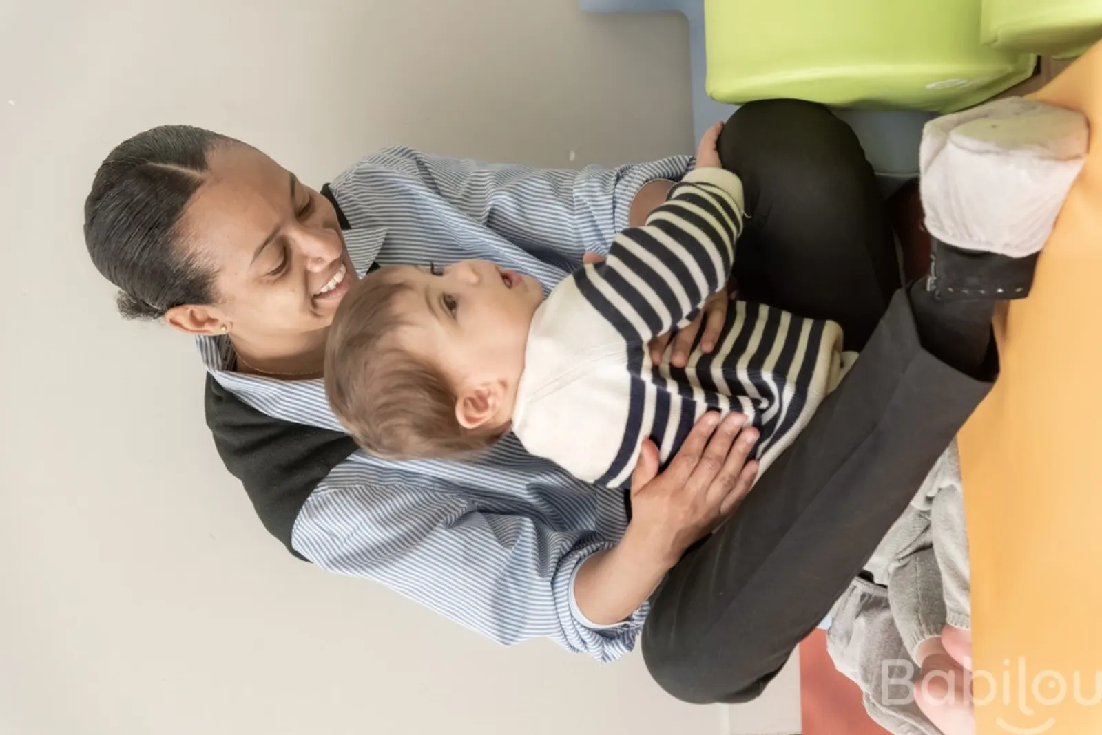 Moment de douceur avec un bébé à la micro-crèche Babilou Paris Villiers