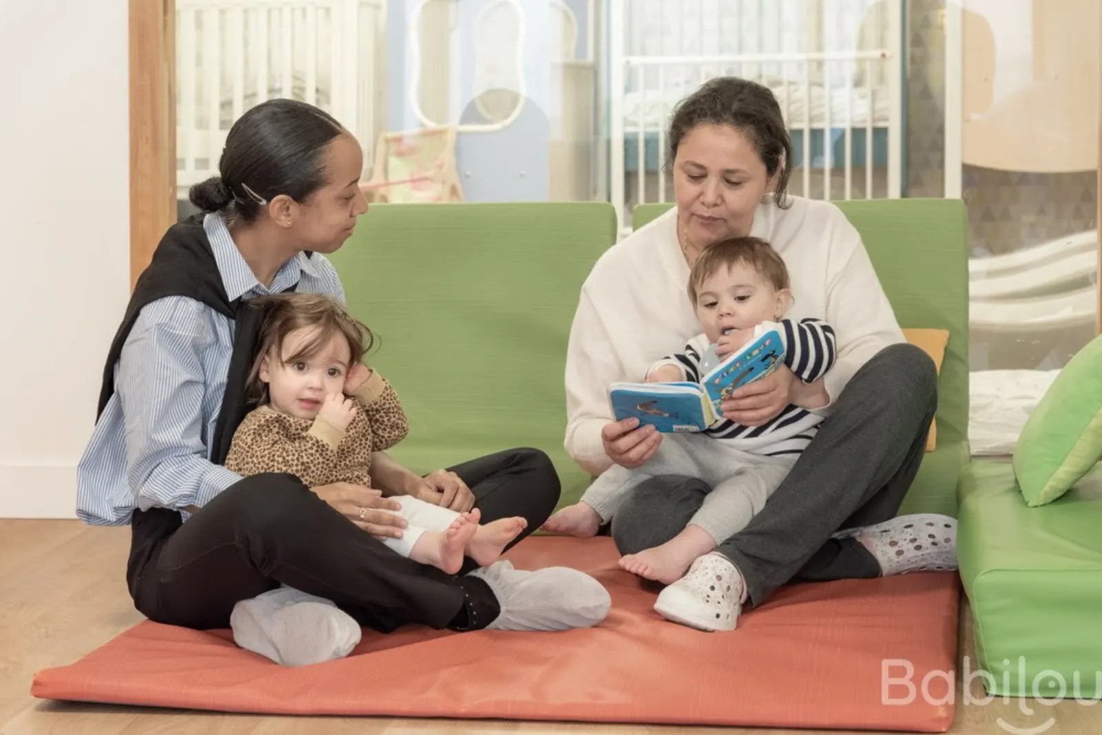 Temps de lecture partagé à la micro-crèche Babilou Paris Villiers