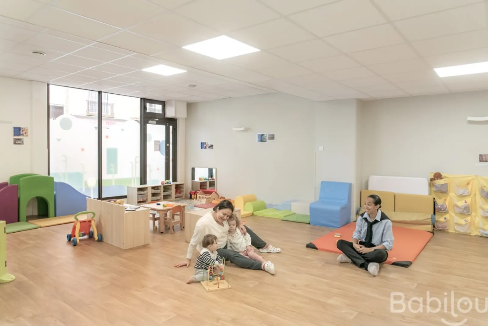 Espace de vie donnant sur la rue à la micro-crèche Babilou Paris Villiers
