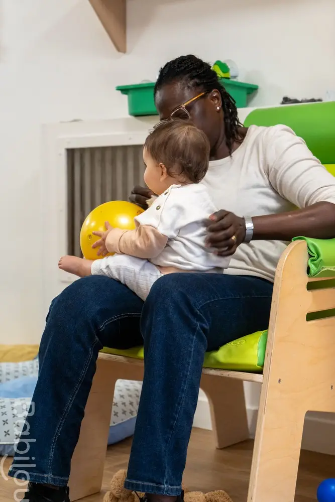 Moment de câlin avec un bébé à la micro-crèche Babilou Paris Boursault