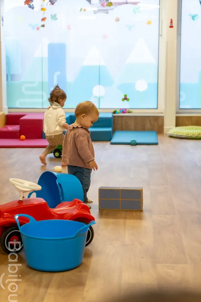Enfants en train de jouer dans l'espace de vie de la micro-crèche Babilou Paris Boursault