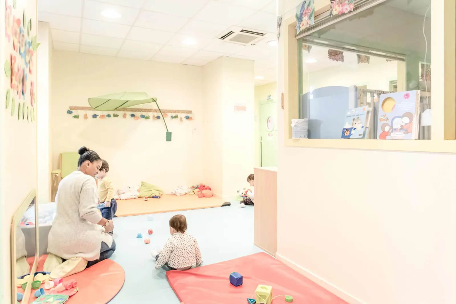 Moment d'éveil et de jeu à la crèche Babilou Paris Javel