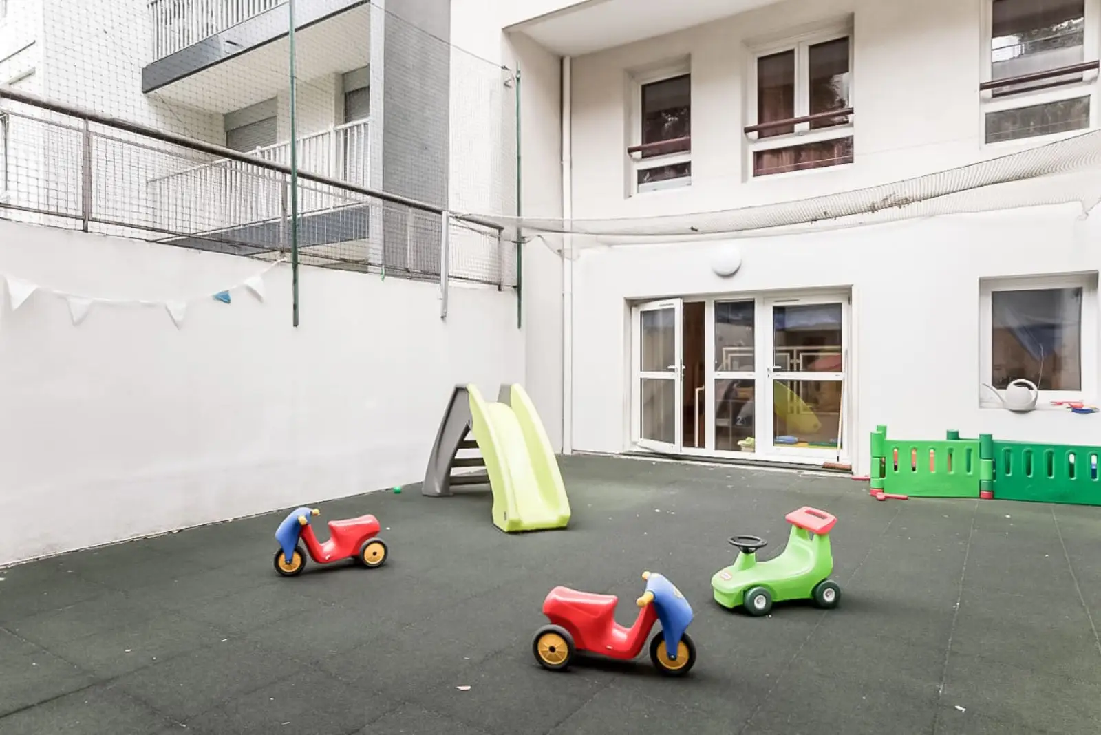Jardin extérieur de la crèche Babilou Paris Dutot