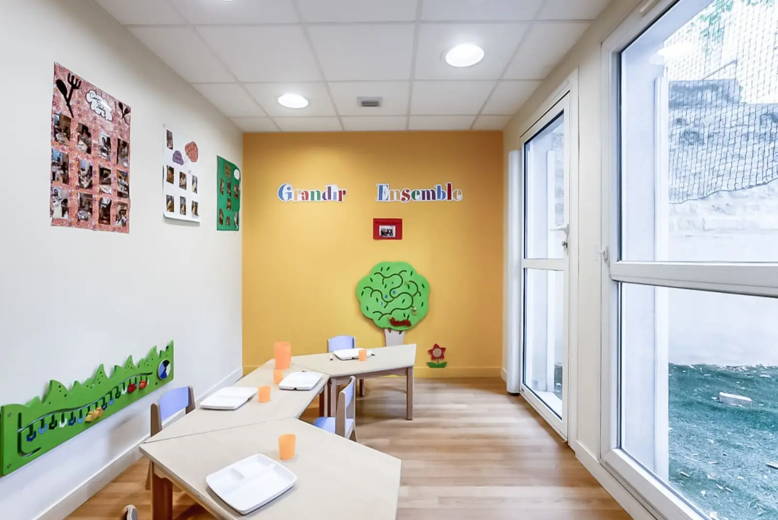 Salle de repas de la crèche Babilou Paris Dutot