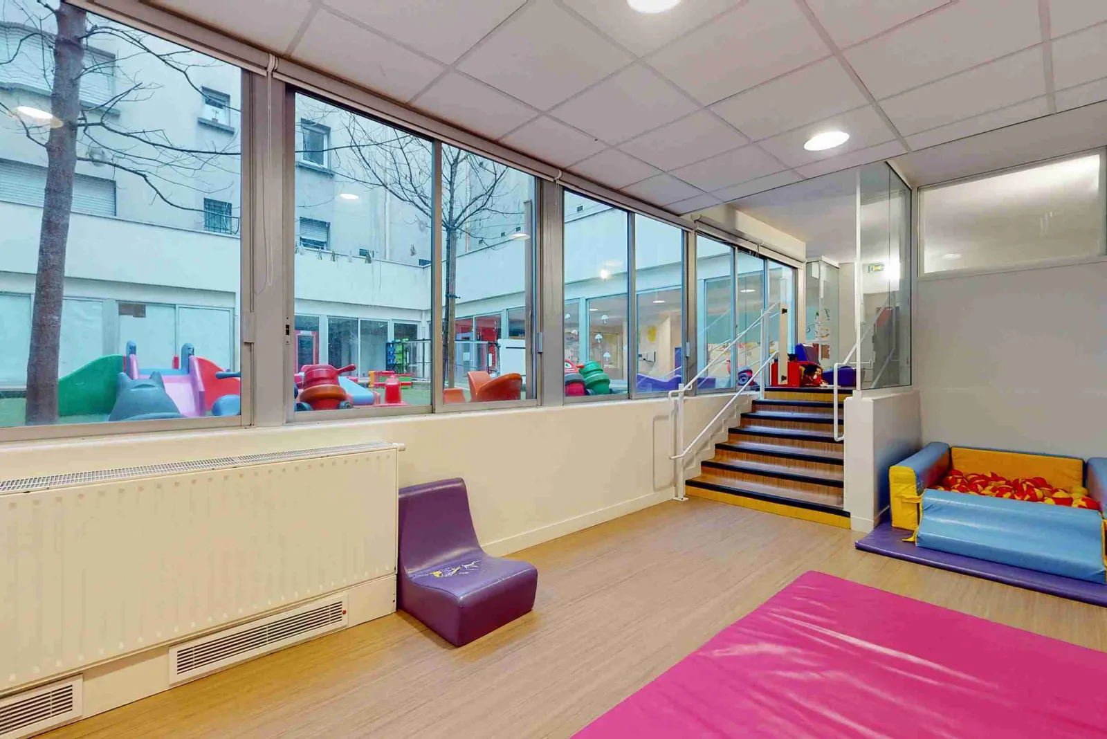 Espace de jeux et coin motricité à la crèche Babilou Paris Convention