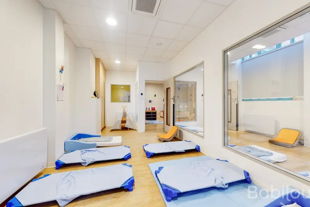 Dortoir de la crèche Babilou Paris Mont-Louis