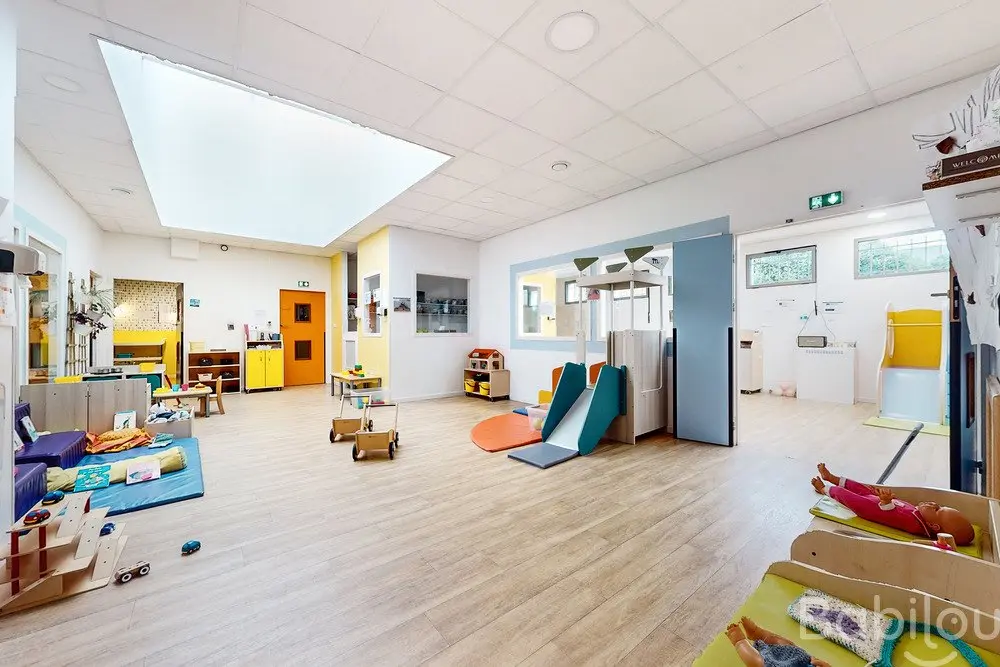 Salle de jeux avec toboggan à la crèche Babilou Noisy Brossolette