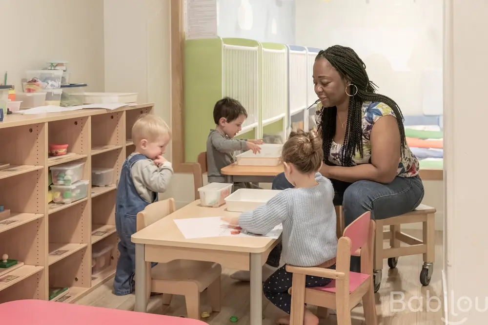 Activité en petit groupe à la micro-crèche Babilou Paris Pasteur