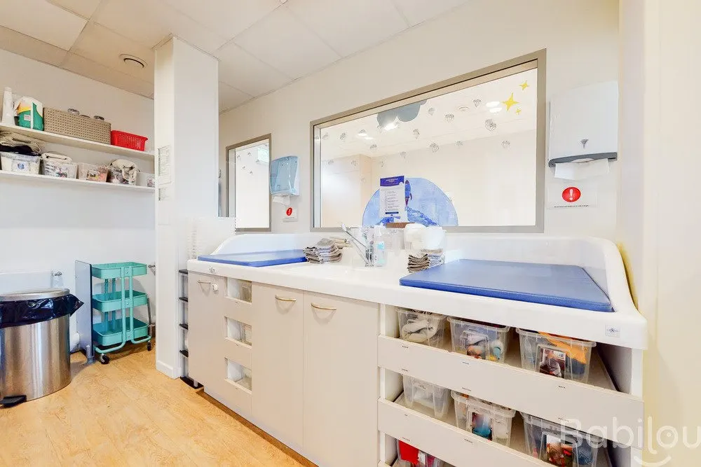Espace de change de la crèche Babilou Versailles Wapler