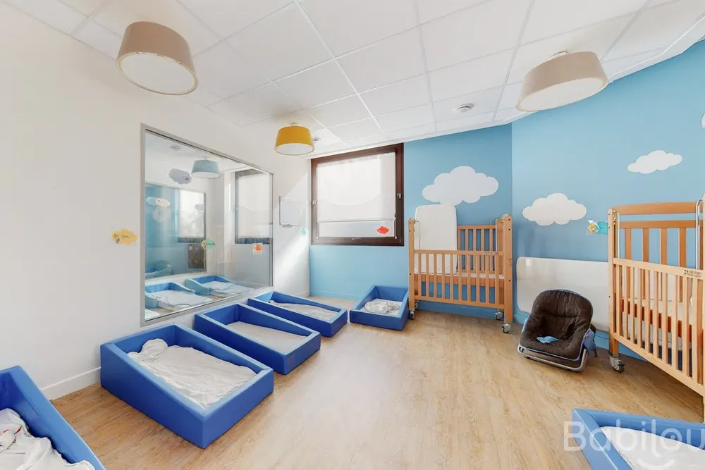 Dortoir des bébés de la crèche Babilou Montigny Timbaud
