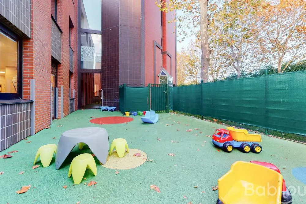 Un jardin arboré au cœur d'un environnement urbain