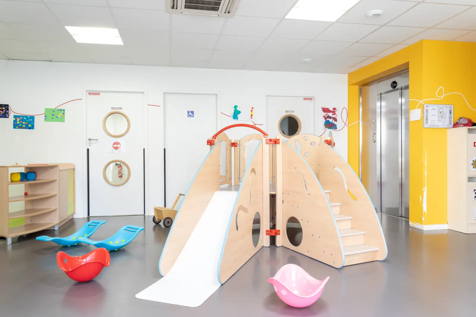 Structure de jeu avec toboggan à la crèche Caluire, Caluire-et-Cuire