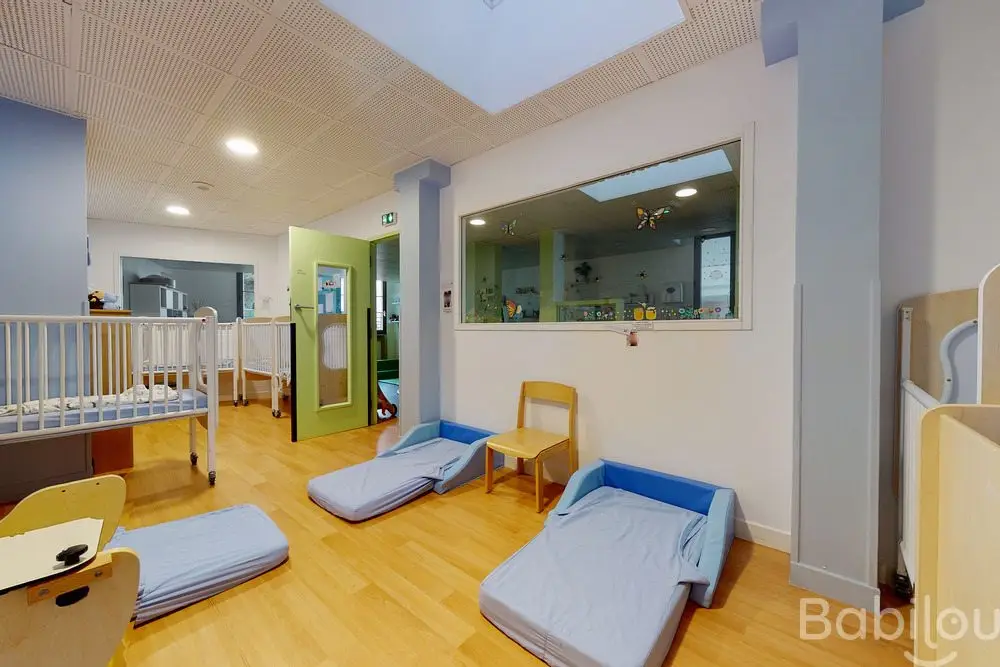 Couloir et dortoir de la micro-crèche Babilou Versailles Montreuil