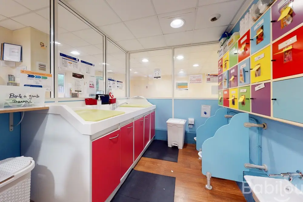 Salle de change de la crèche Babilou Levallois Collange