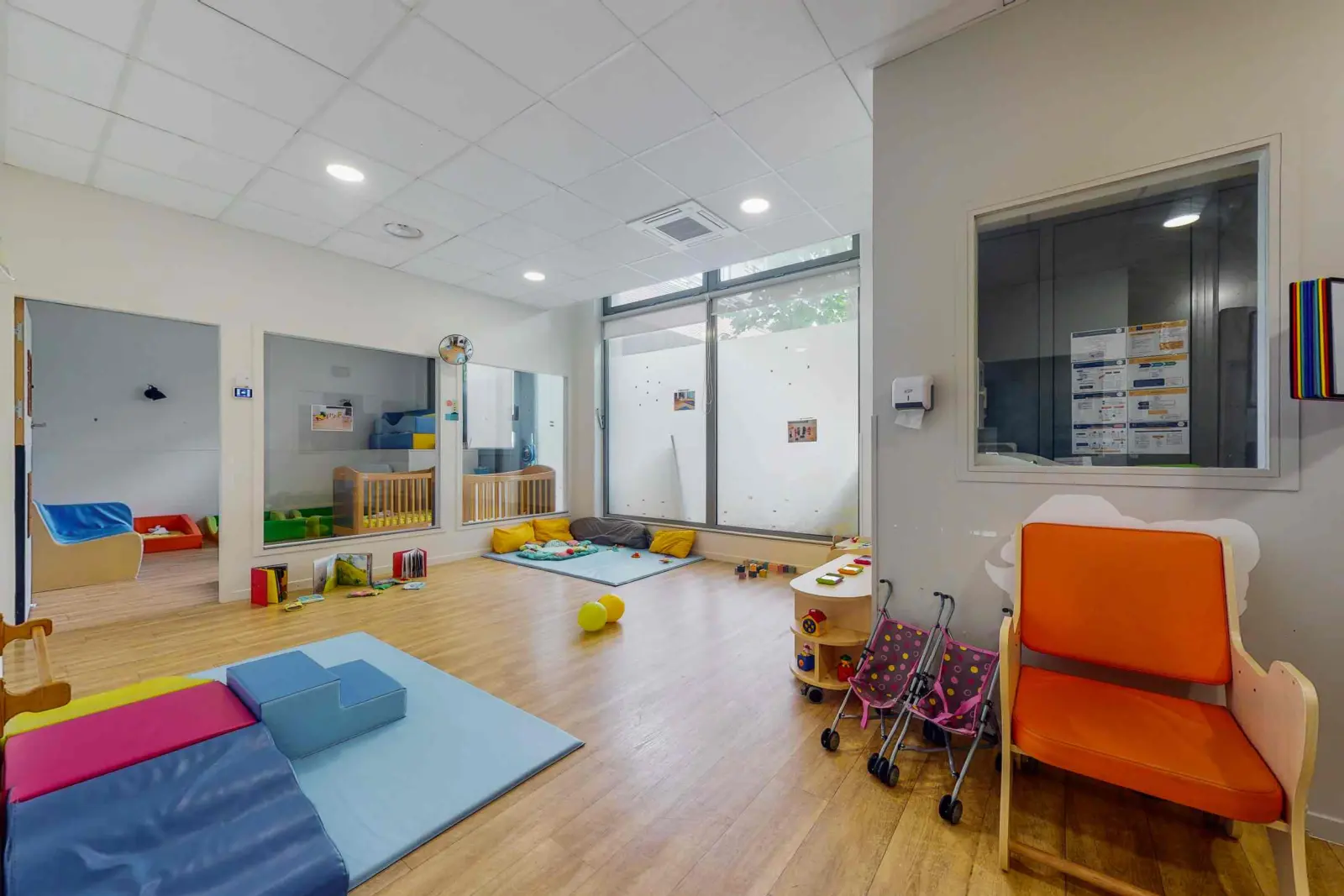Dortoir des bébés à la crèche Babilou Clichy Chancé Milly