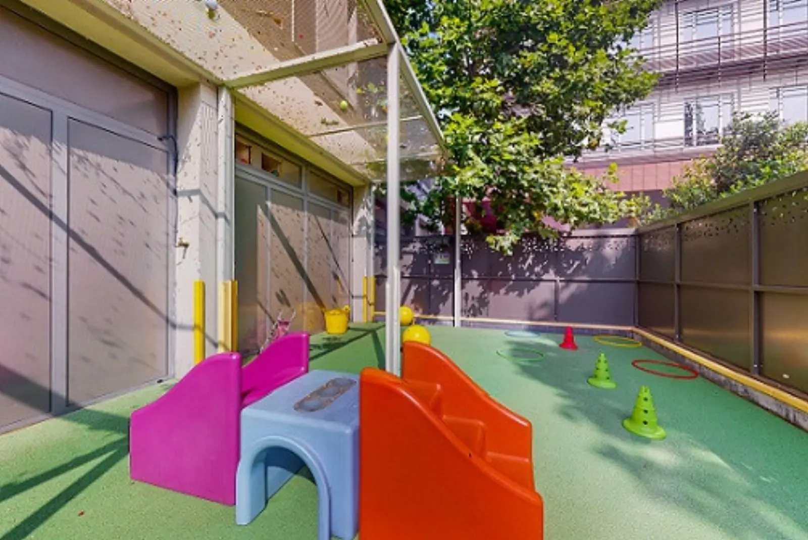 Espace extérieur de la crèche Babilou Clichy Chancé Milly