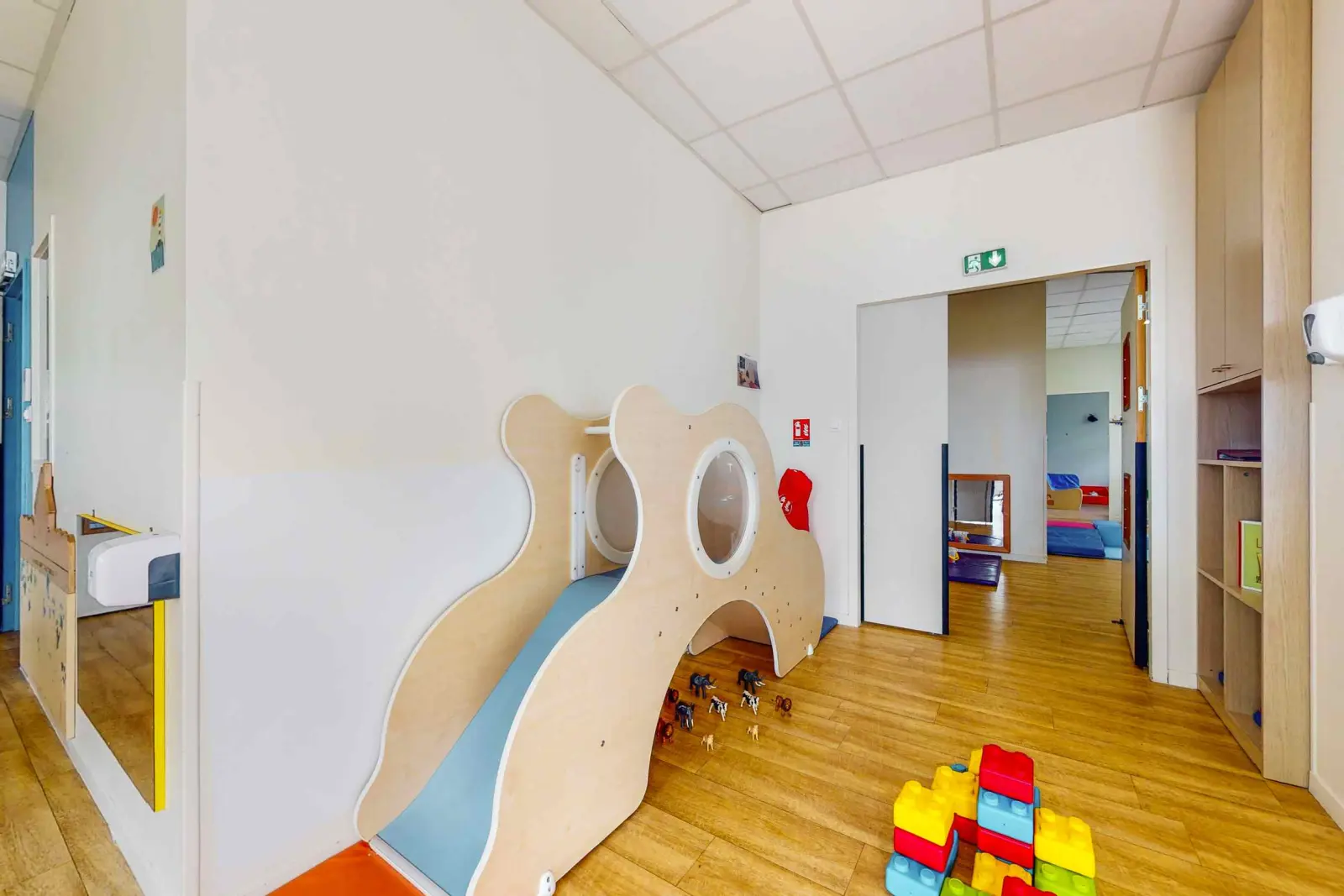 Jeu toboggan de la crèche Babilou Clichy Chancé Milly