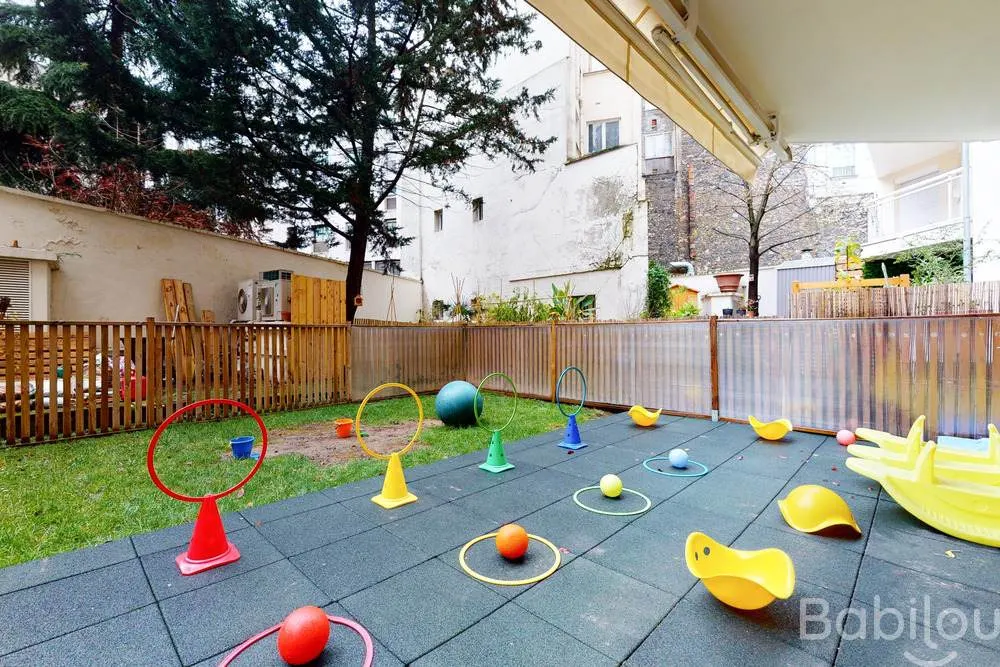 Jardin extérieur de la crèche Babilou Neuilly Sablonville