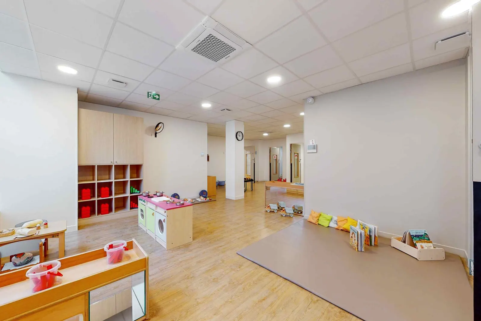 Coin lecture et cuisine dinette à la crèche Babilou Levallois Anatole