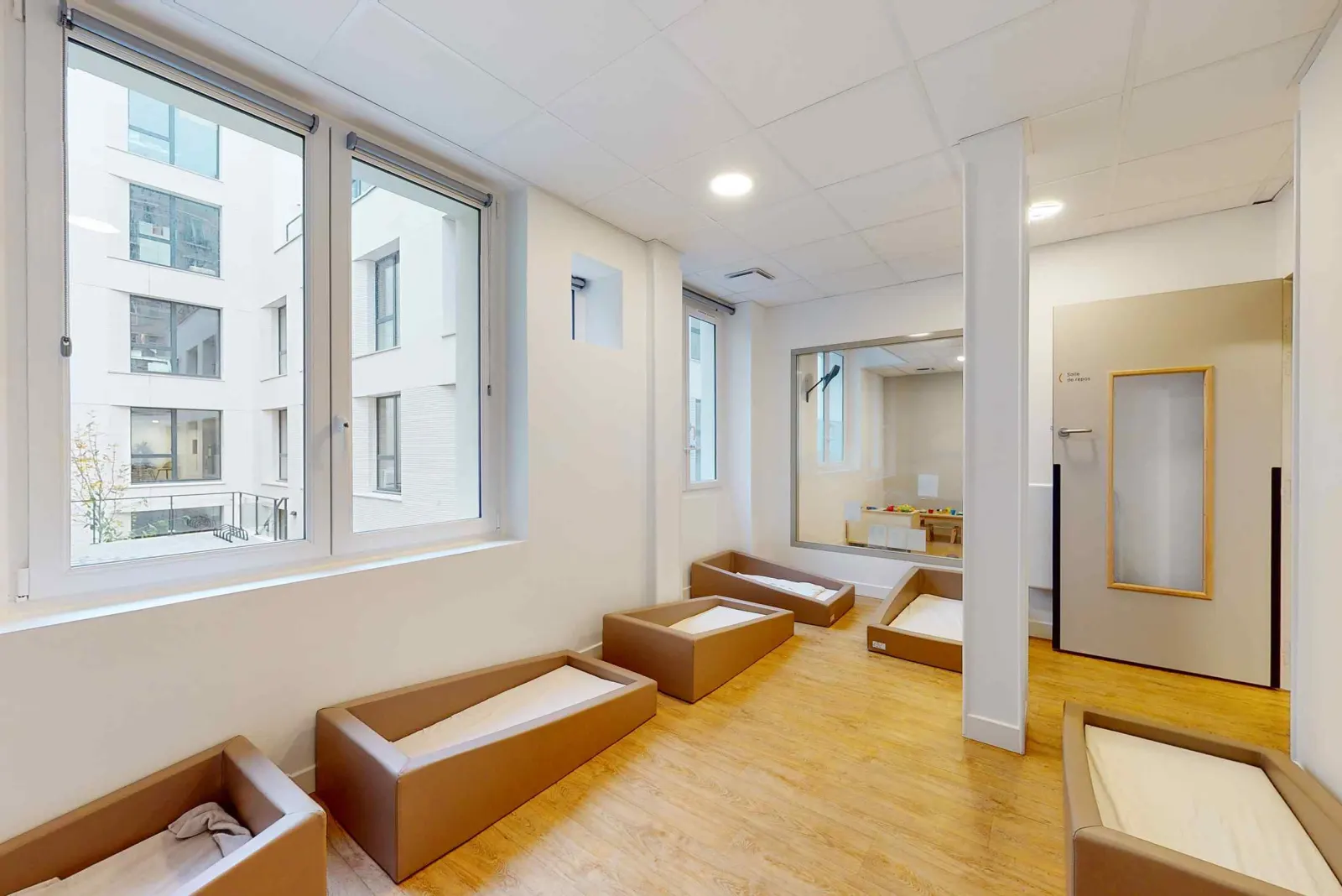 Dortoir lumineux de la crèche Babilou Levallois Anatole