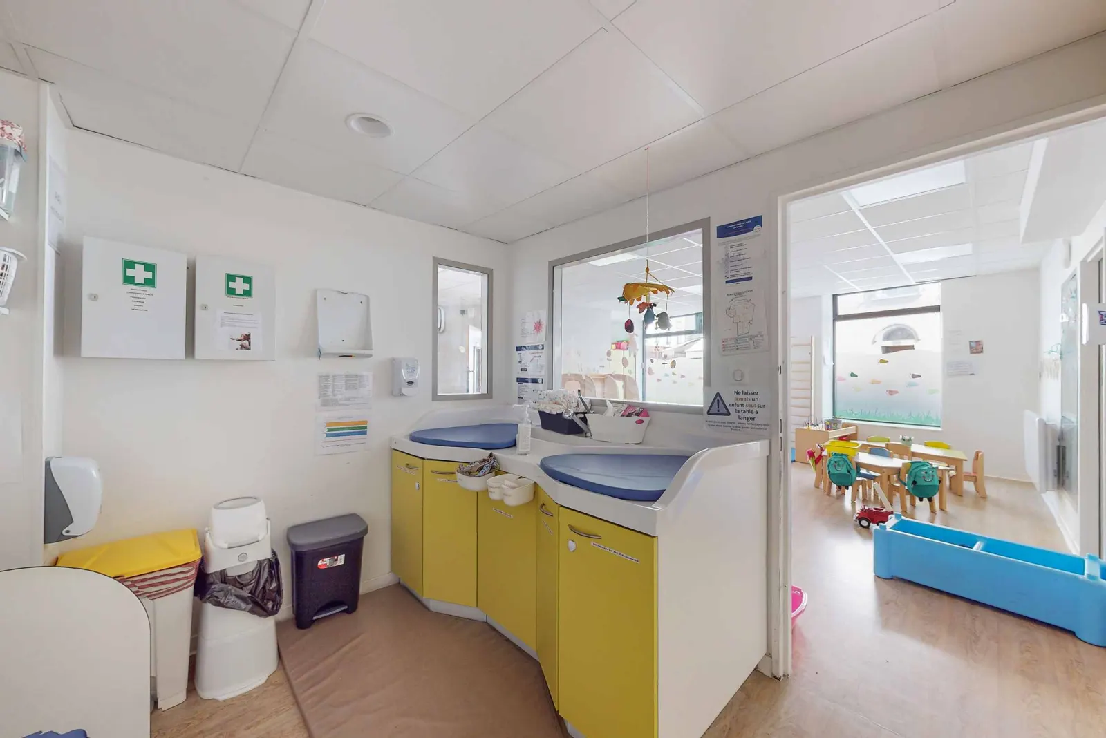 Espace de change et de soins à la crèche Babilou Boulogne Aguessau