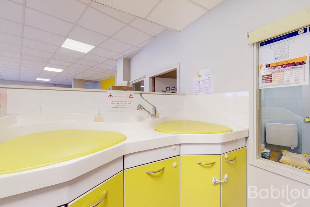 Espace de change et de soins à la crèche Babilou Issy Verdun