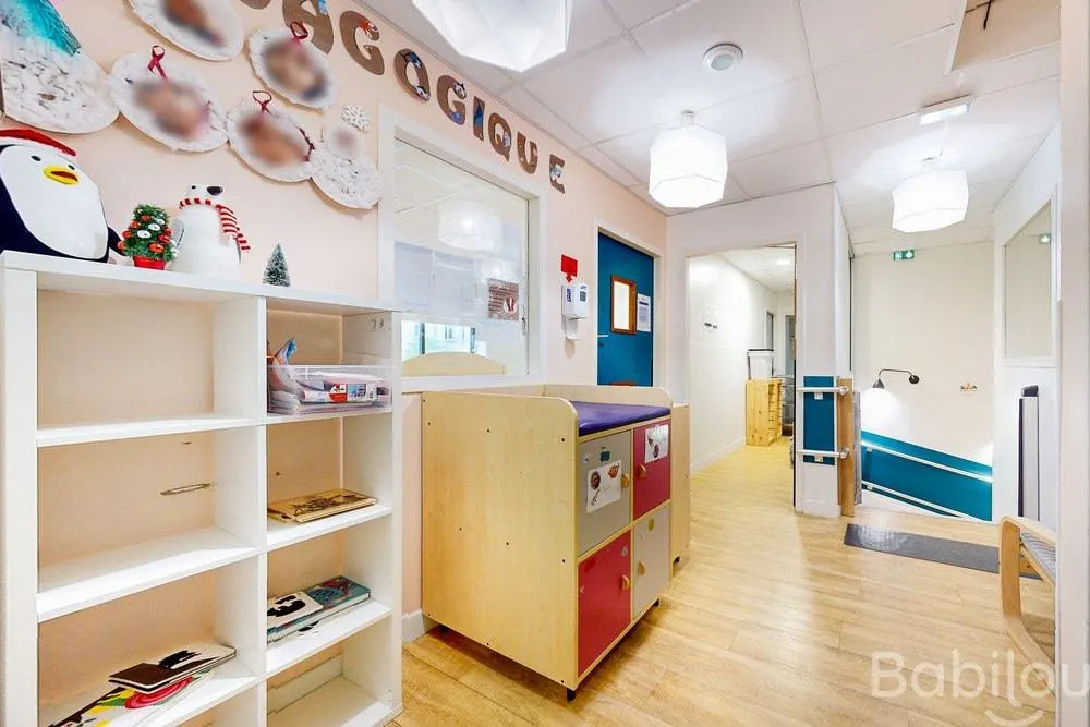 Espace change et bibliothèque à la crèche Babilou Boulogne Gallieni 134