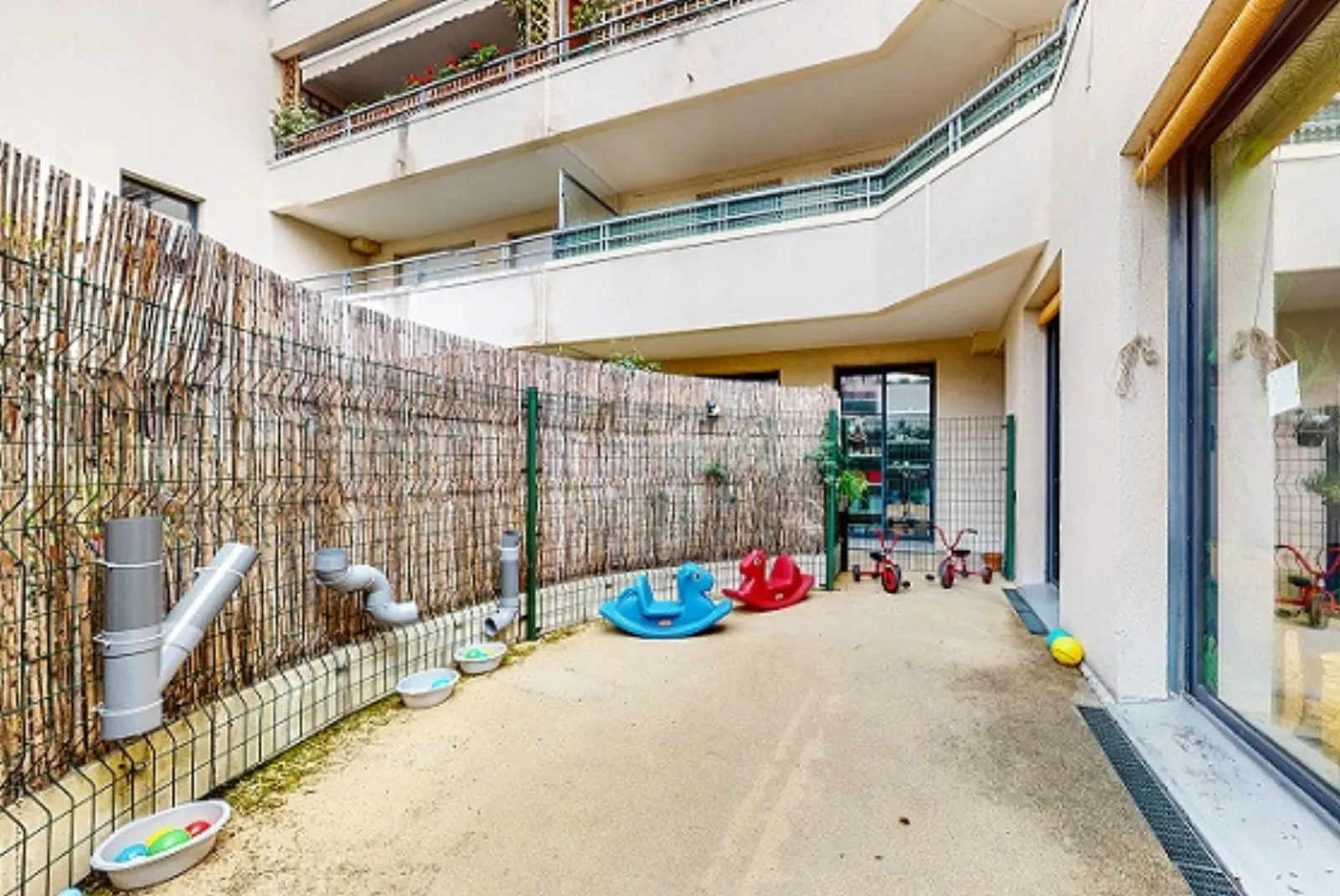 Cour extérieure aménagée de la micro-crèche Babilou Boulogne Gallieni 85