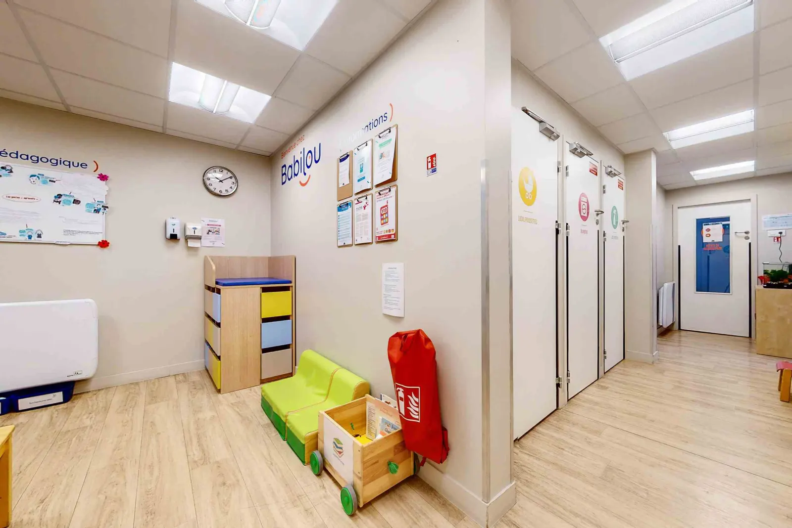 Entrée et local poussettes de la micro-crèche Babilou Boulogne Gallieni 85