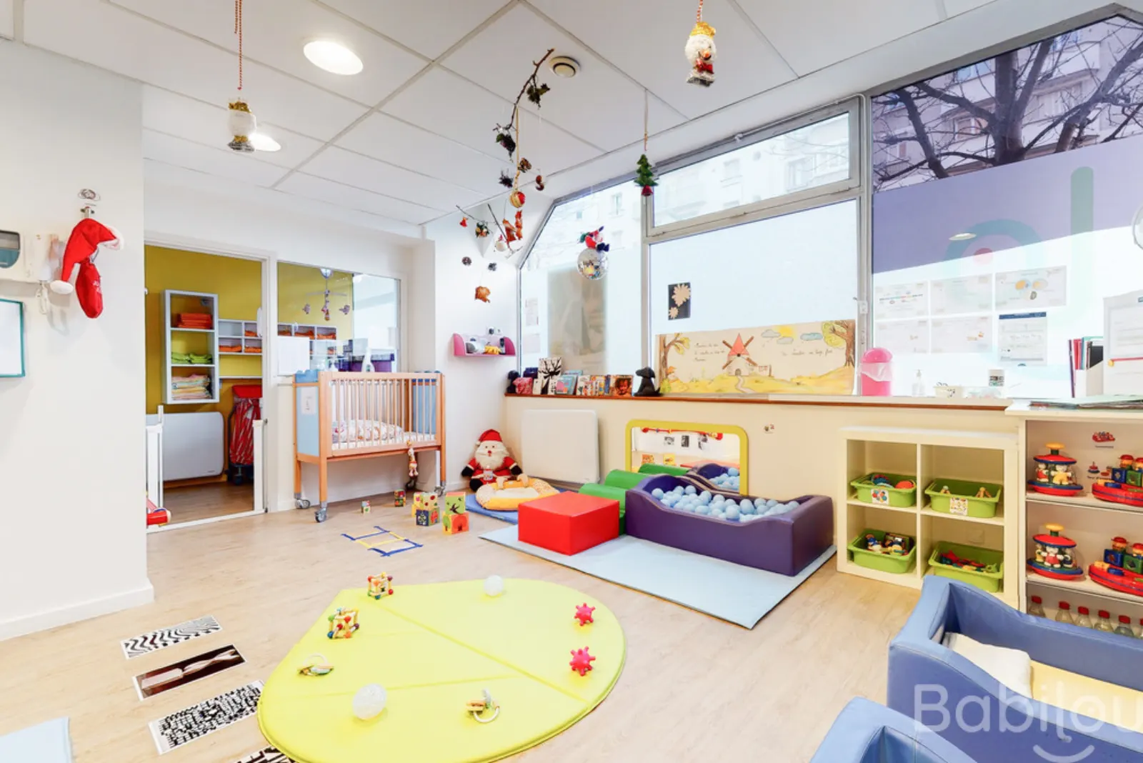 Salle des bébés de la crèche Babilou Courbevoie Colombes