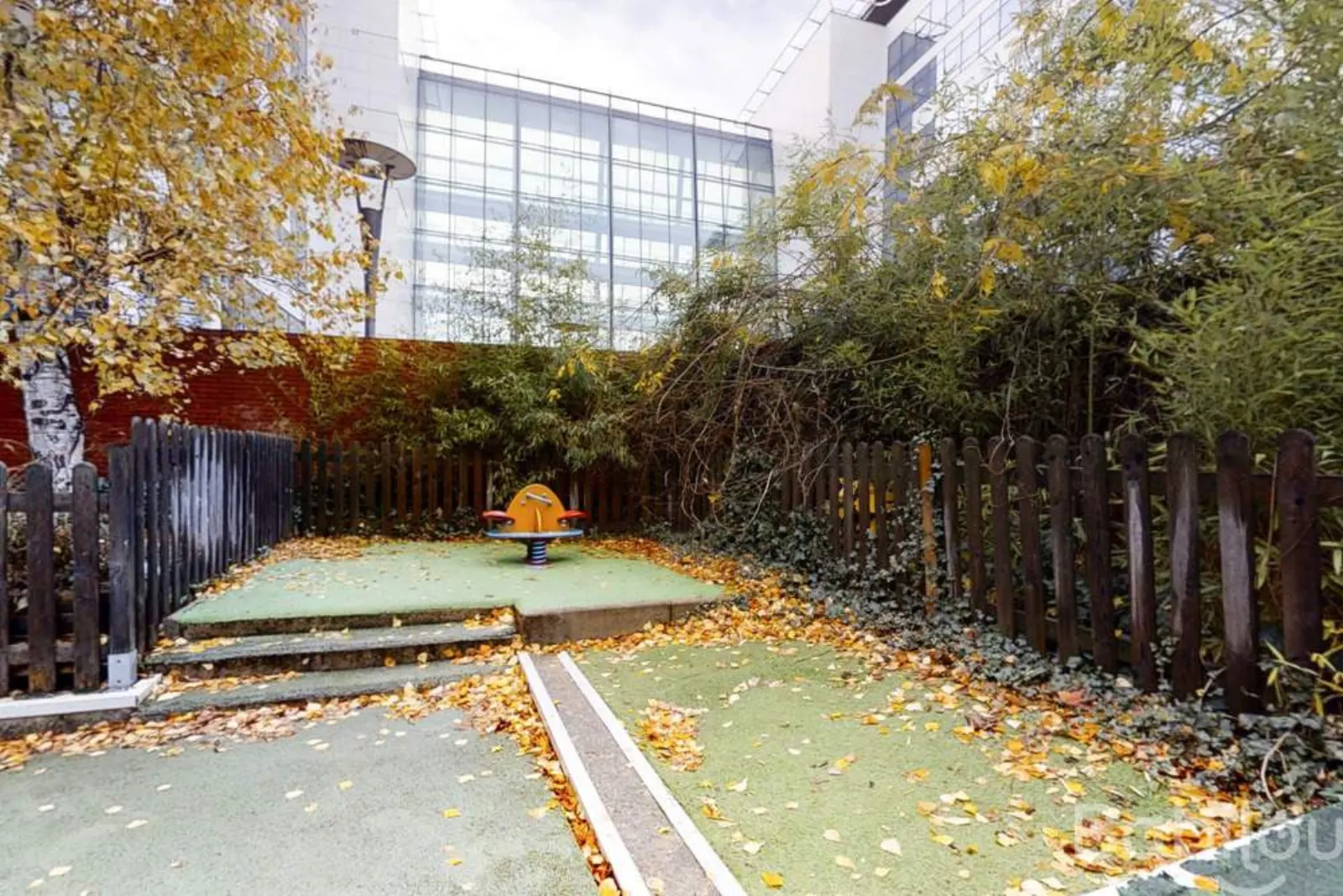 Jardin extérieur de la crèche Babilou Colombes Débarcadère