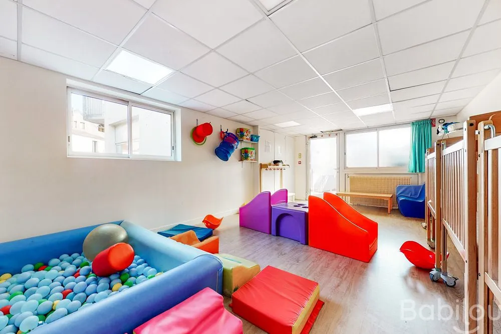 Espace de motricité avec piscine à balles à la crèche Babilou Colombes Ecoles