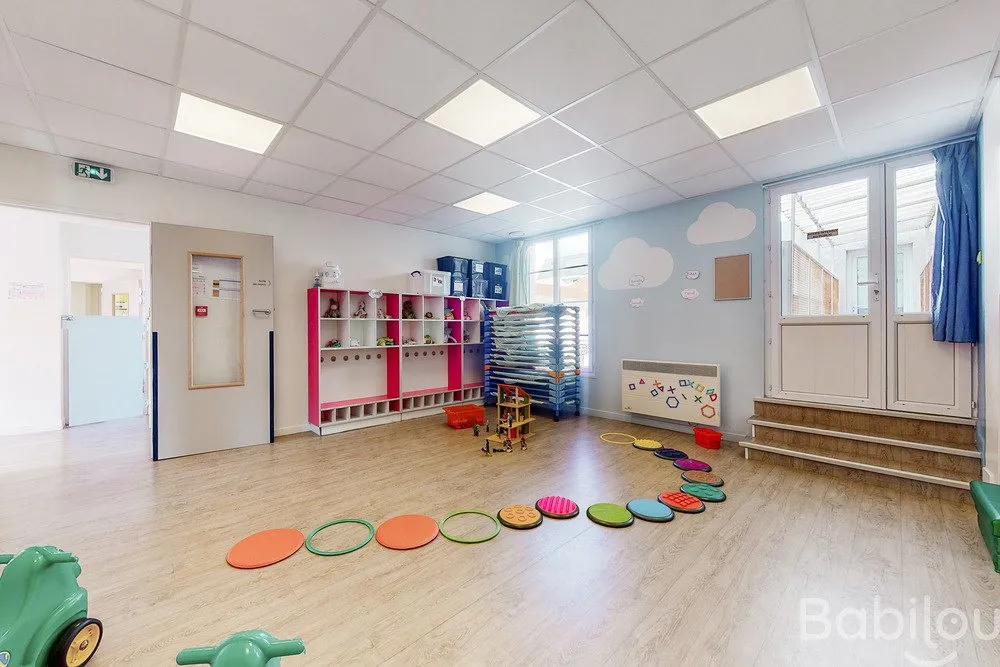 Coin jeux lumineux avec tapis de motricité à la crèche Babilou La-Garenne Glacière