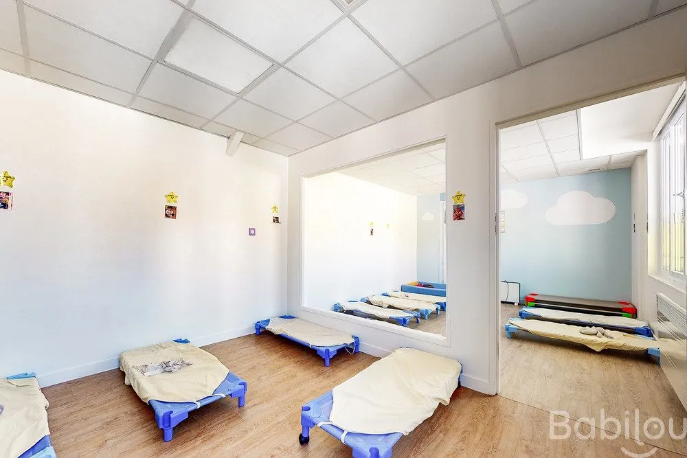 Espace de repos douillet pour les tout-petits à la crèche Babilou La-Garenne Glacière