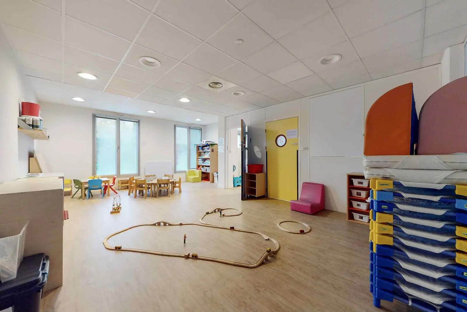 Salle de jeux et coin lecture à la crèche Babilou Puteaux Verdun