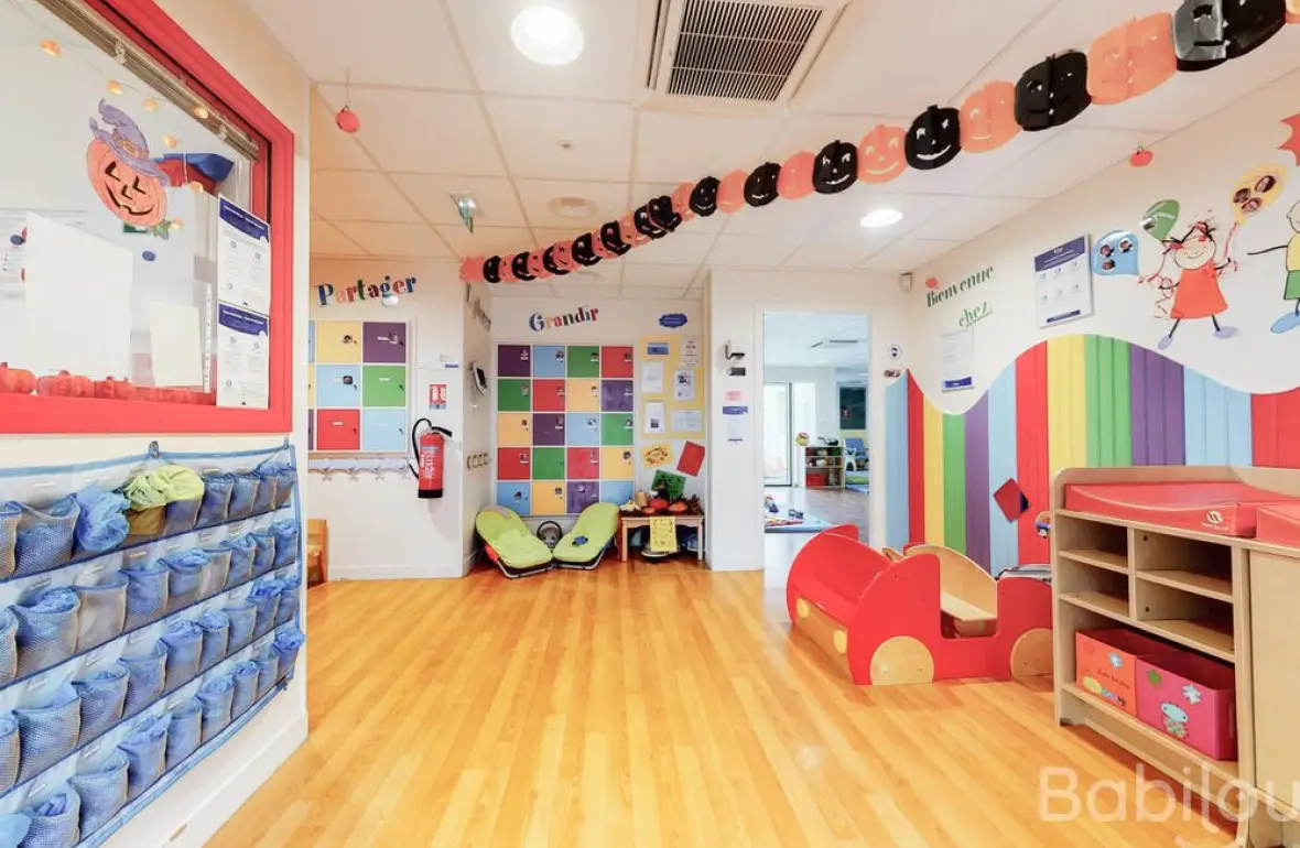 Espace d'accueil et casiers personnalisés de la crèche Babilou Suresnes Carnot