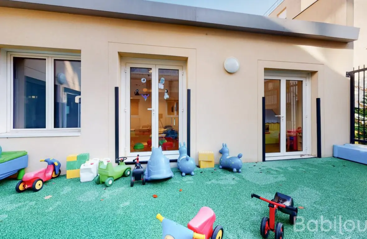 Jardin et espace de jeux extérieur de la crèche Babilou Suresnes Carnot